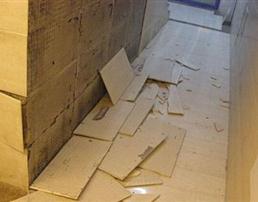 墙面沙化导致墙掉皮开裂鼓包连瓷砖都贴不牢怎么处理？